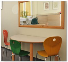 Eine gute Sitzhaltung beim Üben wird durch unterschiedliche Stuhlhöhen vor dem Spiegel und verstellbare Stühle am Schreibtisch gewährleistet.