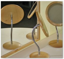 Mit Wand- und Tischspiegeln werden mundmotorische Fertigkeiten trainiert und kontrolliert.